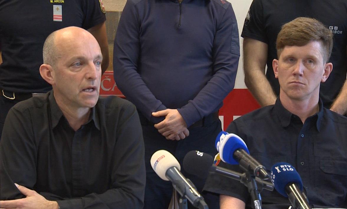 Poklicni gasilci zahtevajo podpis kolektivne pogodbe, sicer grozijo s stavko tik pred volitvami