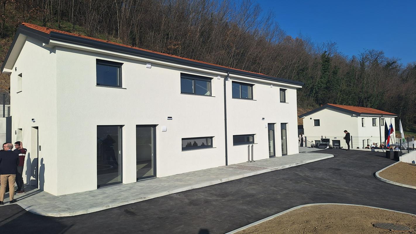 Štiri mlade družine z ajdovskega prejele ključe novih hiš