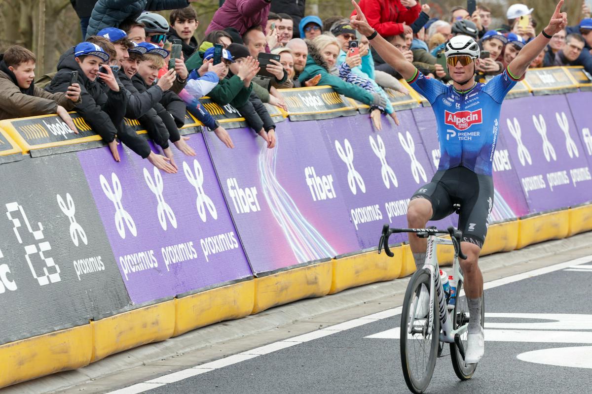 Van der Poel na uvodni klasiki sezone 2026 debitiral z zmago