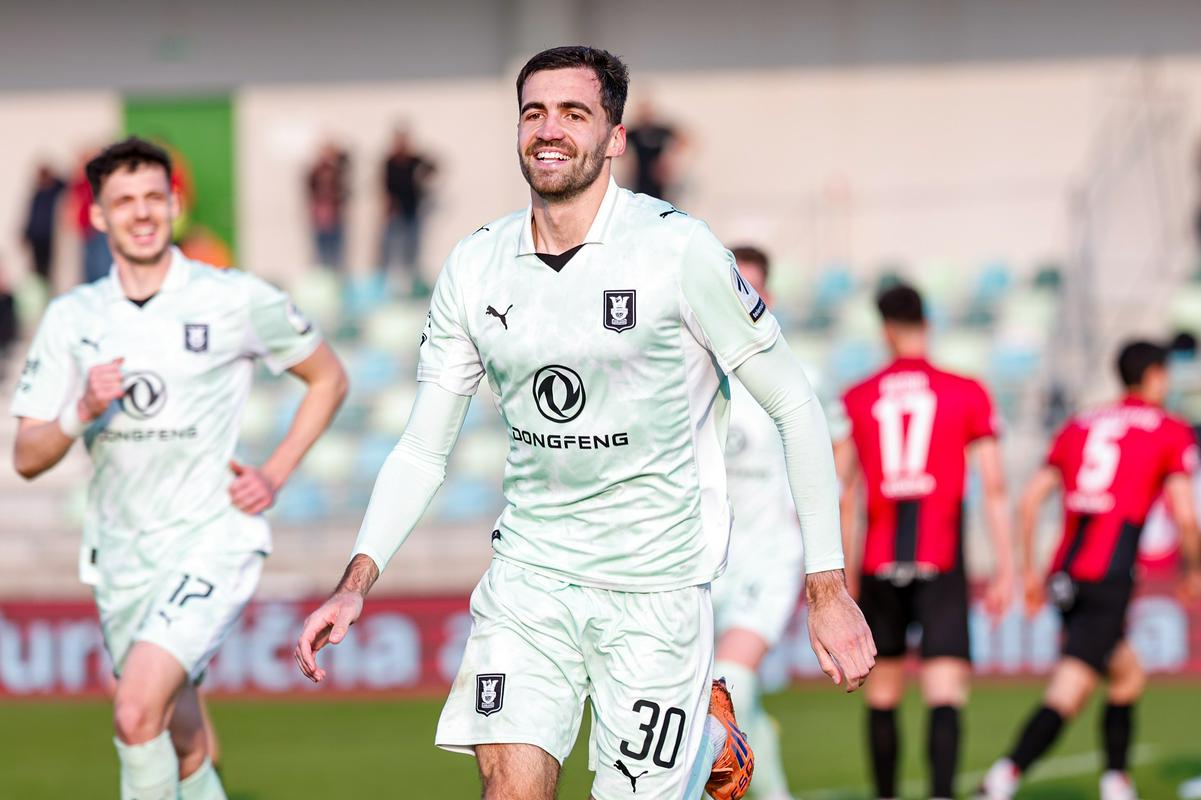 Olimpija v drugem polčasu strla Primorje; Maribor - Kalcer Radomlje (postavi)