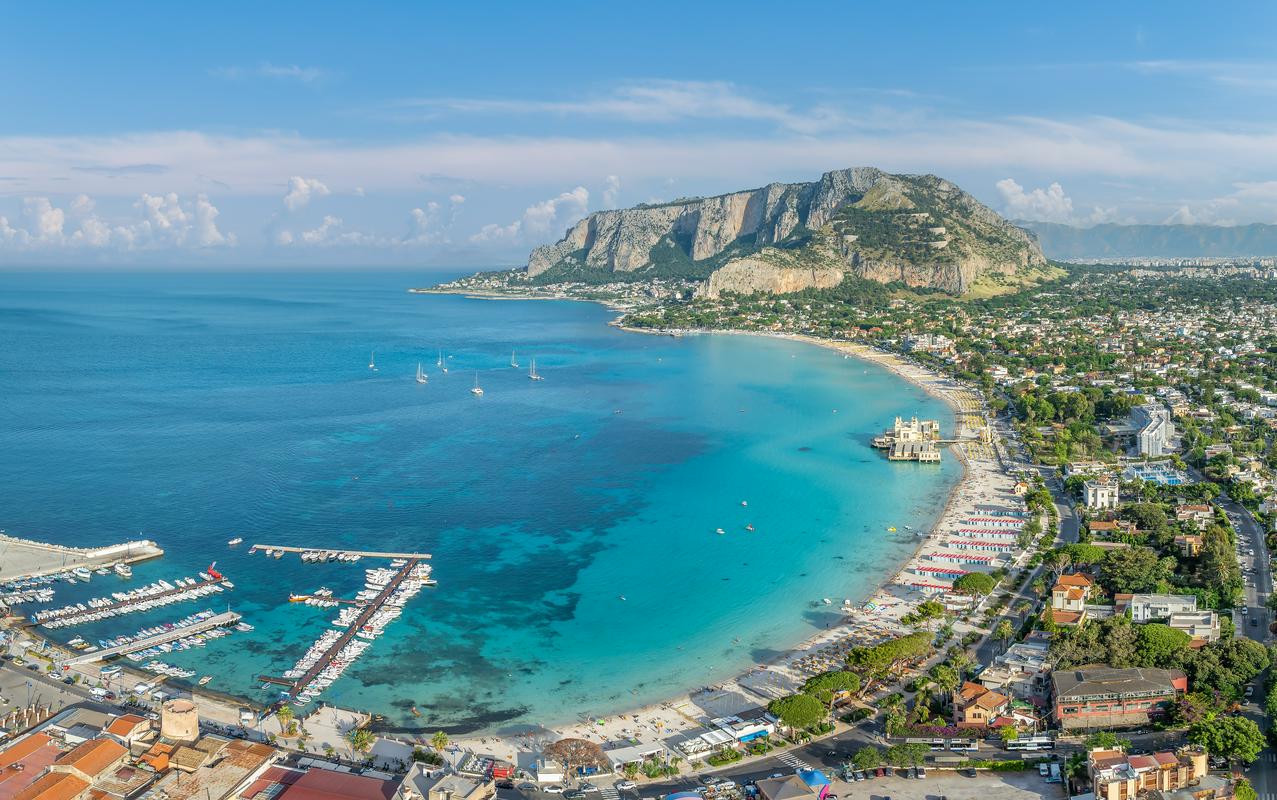 Zaradi povezav z mafijo podjetje izgubilo koncesijo za plažo Mondello. Bo postala javna?