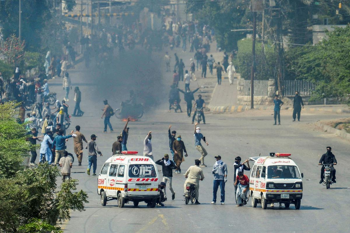Po smrti Hameneja v več arabskih državah protesti proti ZDA in Izraelu. Devet mrtvih v Karačiju.