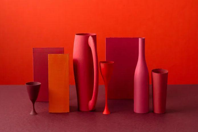 Skoraj enobarvna tihožitja - med iluzijo popolnosti in sprejemanjem nepravilnosti