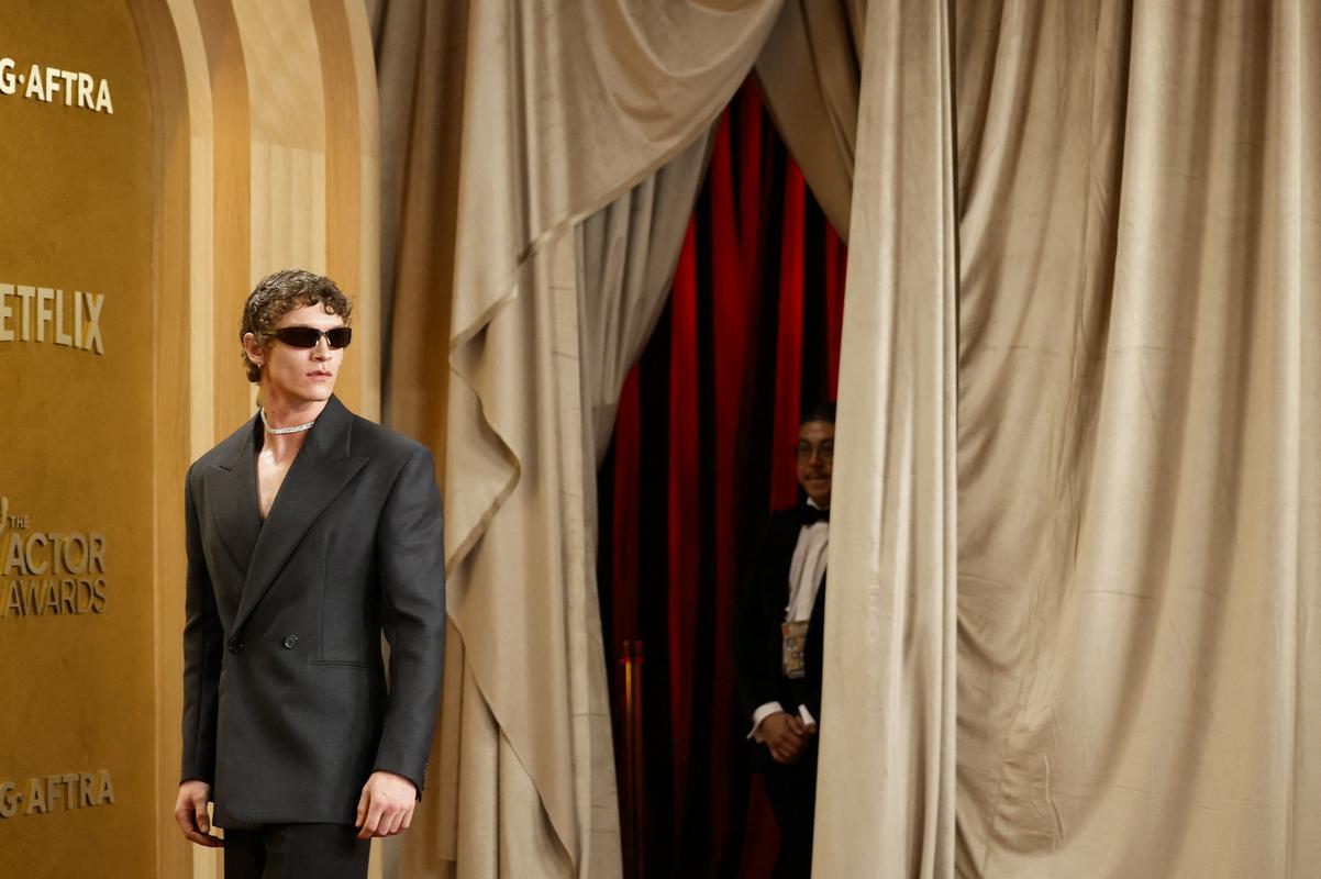 Rdeča preproga nagrad igralcev se je (večinoma) lesketala v slogu starega Hollywooda