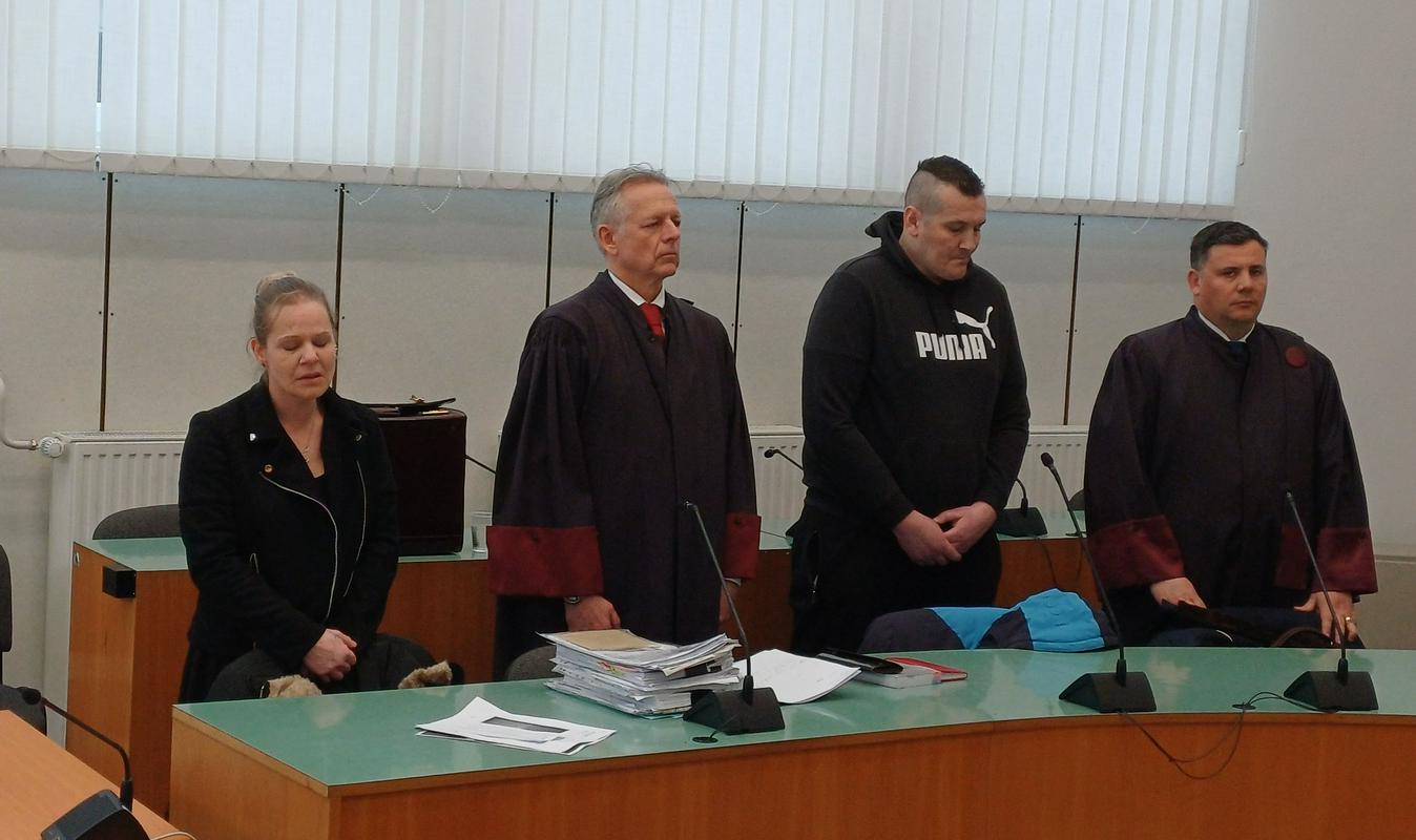 Zaradi smrti dečka v razgretem avtu in drugih kaznivih dejanj 12 in 11 in pol leta zapora