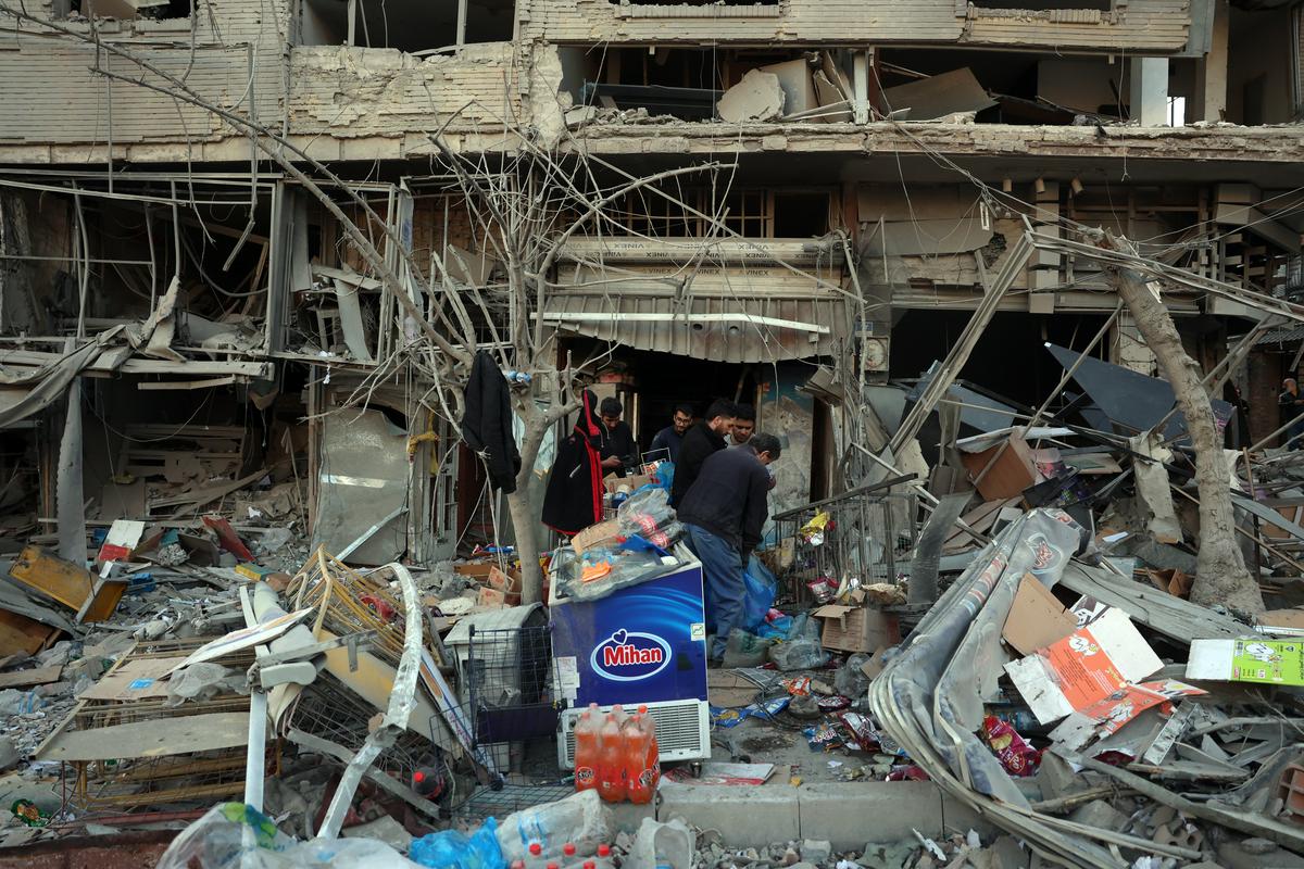 Izrael izvaja napade tako na Teheran kot Bejrut. V Riadu zadeto ameriško veleposlaništvo.