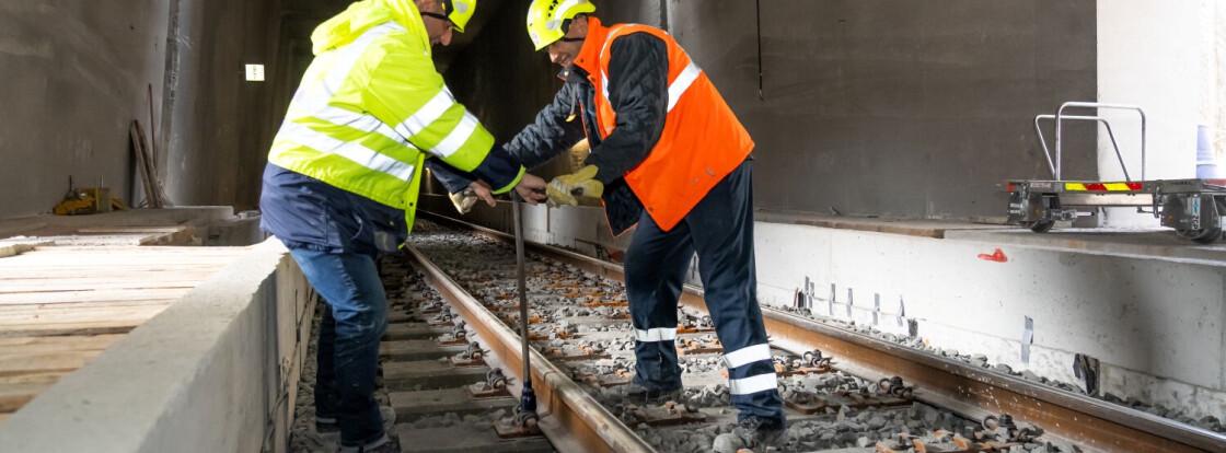 Na železniški progi Divača-Koper so pritrdili zadnje tire