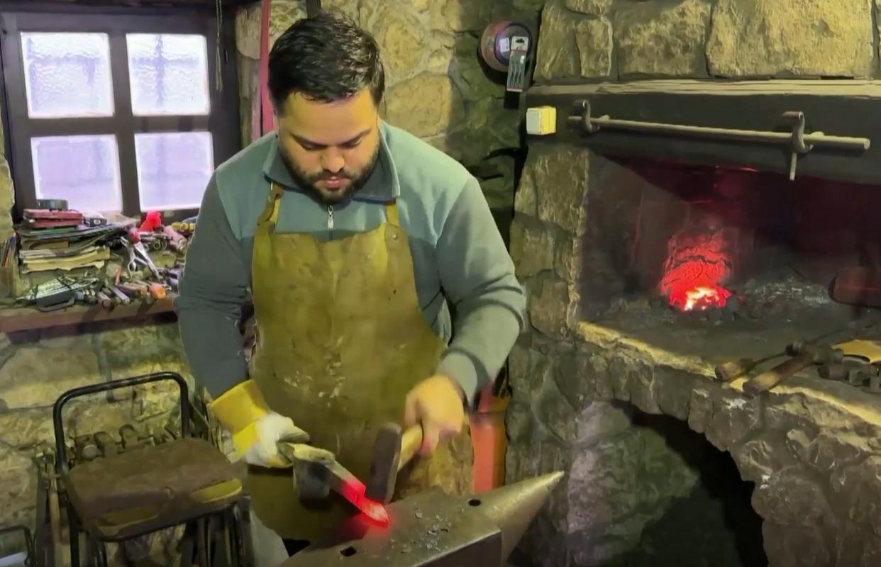 V Podgorici ogenj v kovačnici družine Alkovič še vedno močno gori