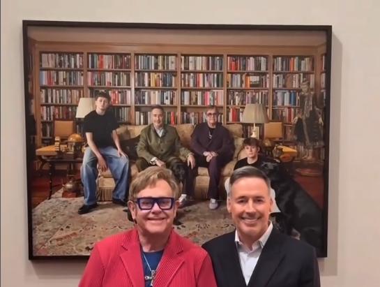 V Narodni portretni galeriji po novem visi tudi družinska fotografija Eltona Johna