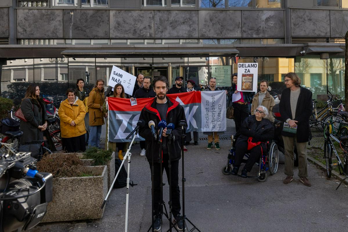 "Izkoriščanje prekarnih delavcev": sindikati nezadovoljni z odnosom RTV do zunanjih izvajalcev