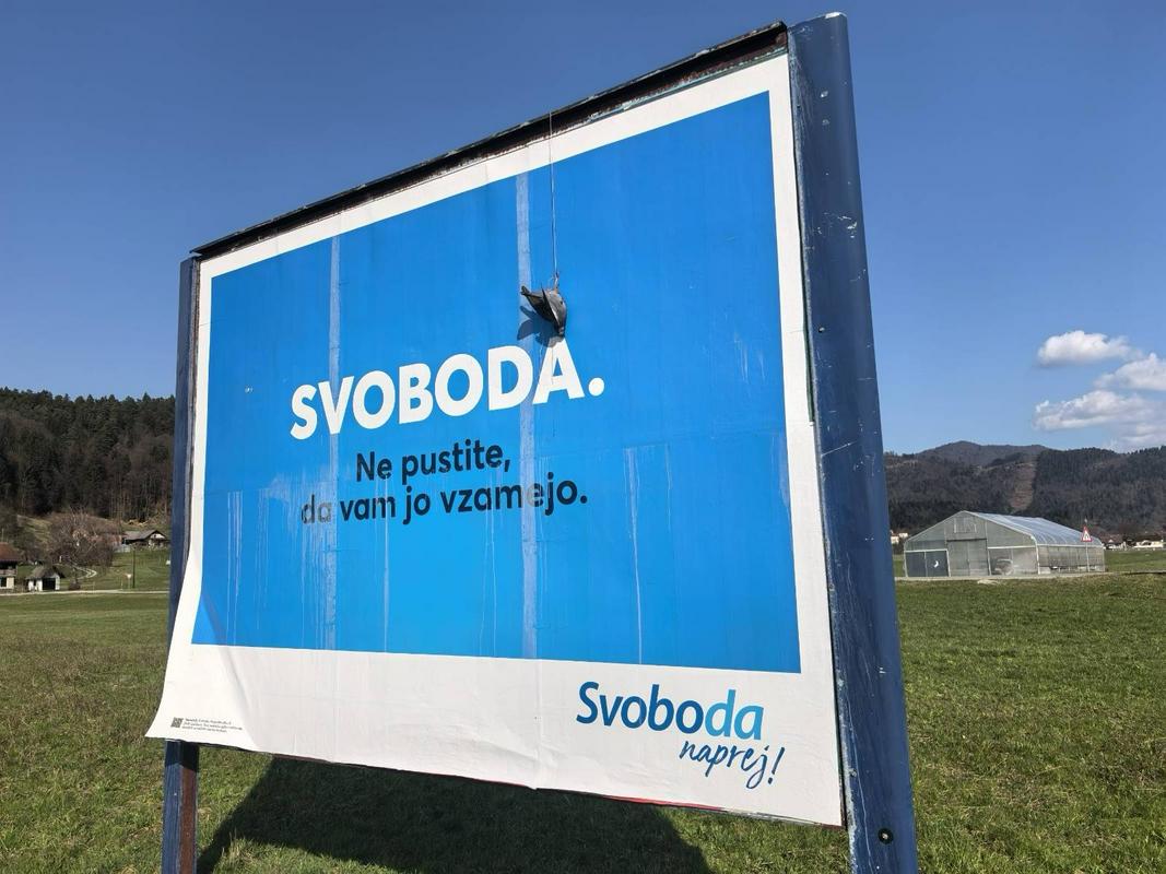 Na plakatu Gibanja Svoboda ponovno obešeno truplo živali. V stranki dejanje ostro obsojajo.