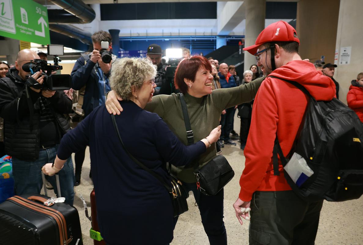 Tri letala s slovenskimi potniki že v Sloveniji, enega danes še pričakujejo