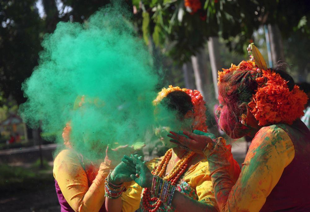 Praznovanje holija tudi Indijo prekrilo z barvami