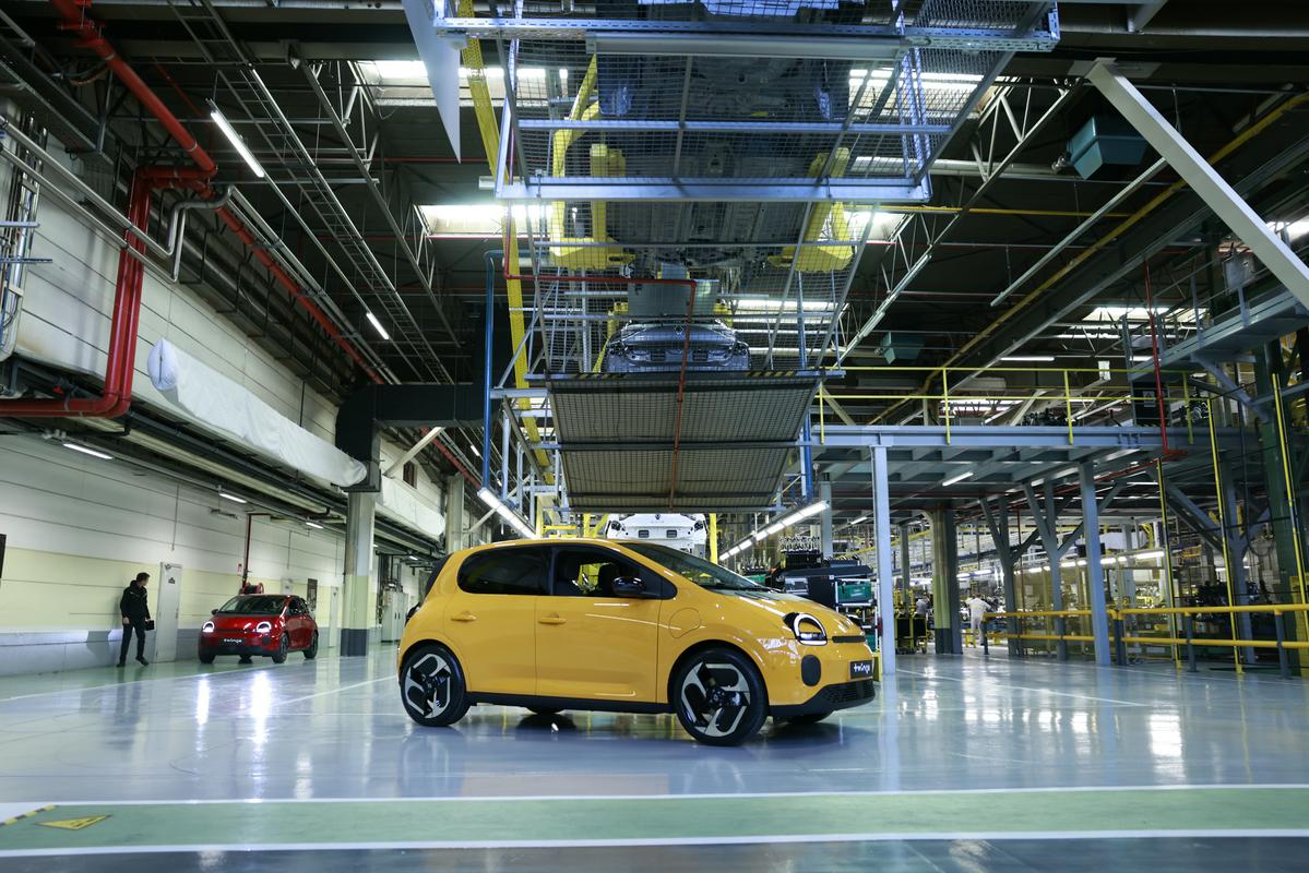 V Revozu proizvodnja prvih električnih twingov v polnem zamahu