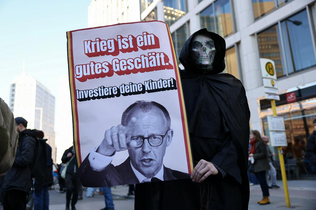 "Nismo hrana za topove" – 50.000 učencev protestiralo proti uvedbi naborništva