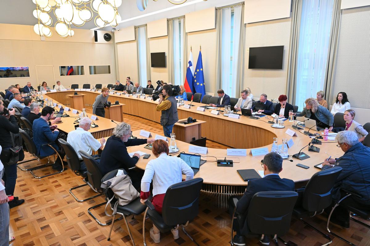 Predstavniki strank na predvolilnem srečanju podprli ohranitev socialnega dialoga