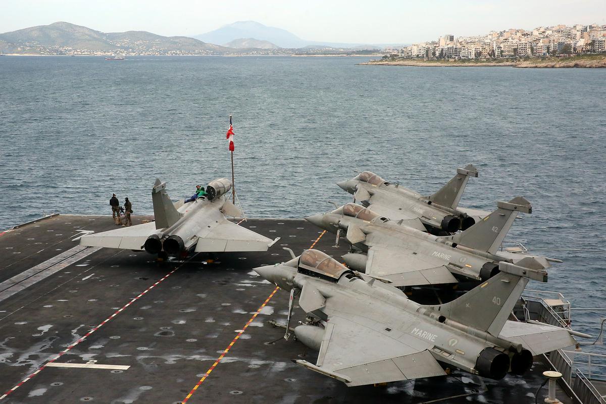 Francoska letalonosilka Charles de Gaulle že v Sredozemlju. Grčija namešča protiraketne sisteme.