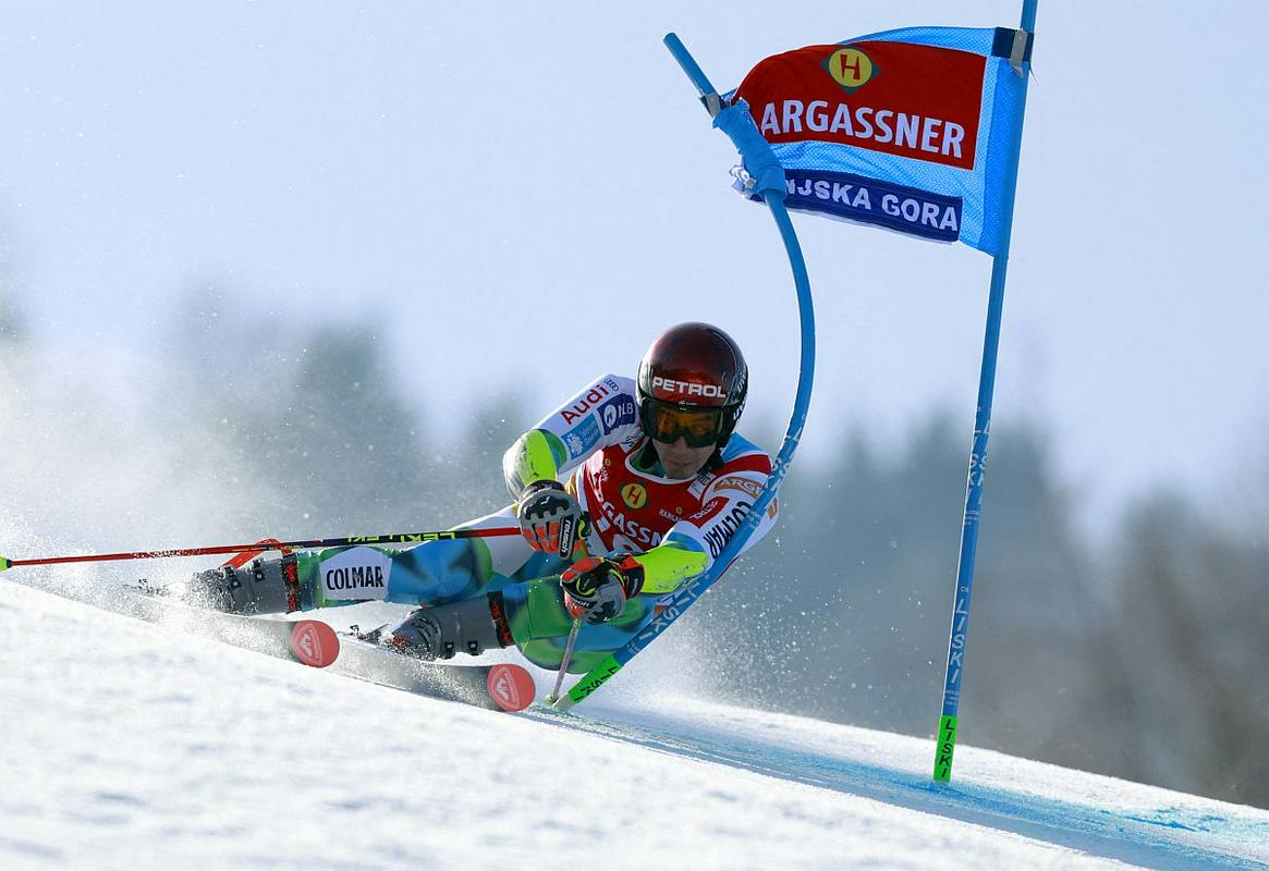 Vodi Brazilec Braathen, Kranjec trenutno 9.