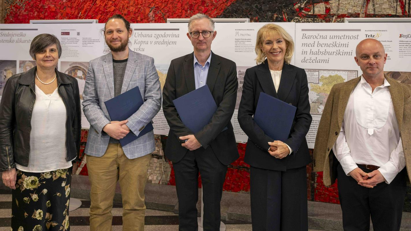 Znanstvenoraziskovalna Šumijeva priznanja v roke Maje Zupančič, Blaža Zabela in Mateja Klemenčiča
