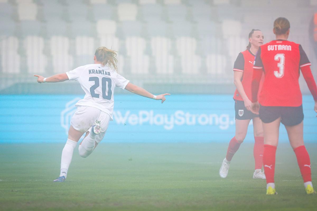 Slovenke s sijajno predstavo popolnoma zasenčile Avstrijke na megleni Bonifiki