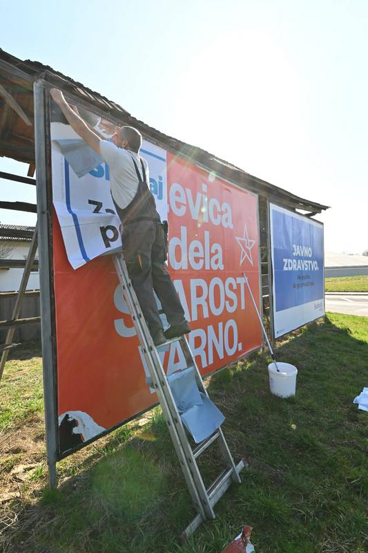 Predvolilni vandalizem: Mrtve živali, polomljene table, popisani plakati, polepljeni kombiji