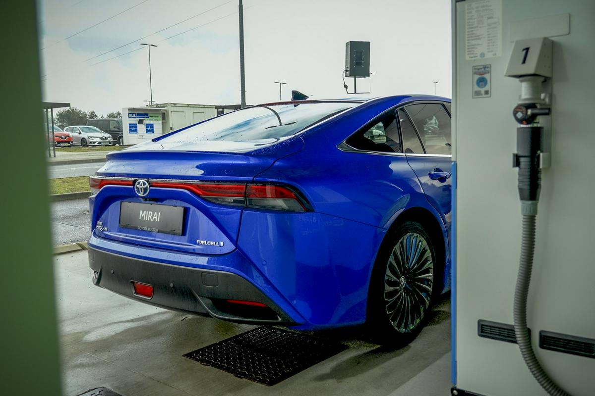 Toyoto mirai zapeljali na prvo vodikovo polnilnico v Ljubljani