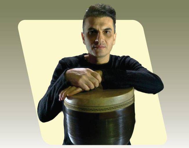 V Klubu CD Mohammad Reza Mortazavi, tolkalist, ki presega tradicionalne načine igranja