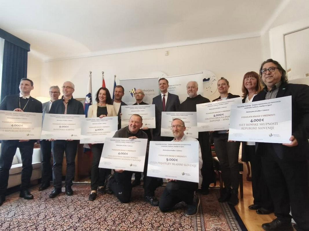 Podarimo knjige: V jubilejni akciji podarili knjige devetim slovenskim nevladnim organizacijam