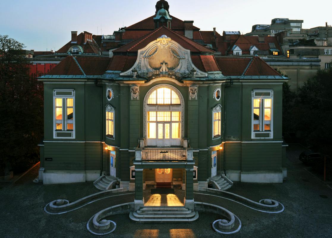 Prenova ljubljanske Drame še vedno stoji na mestu. Stanovalci Nemške hiše vztrajajo pri svojem.