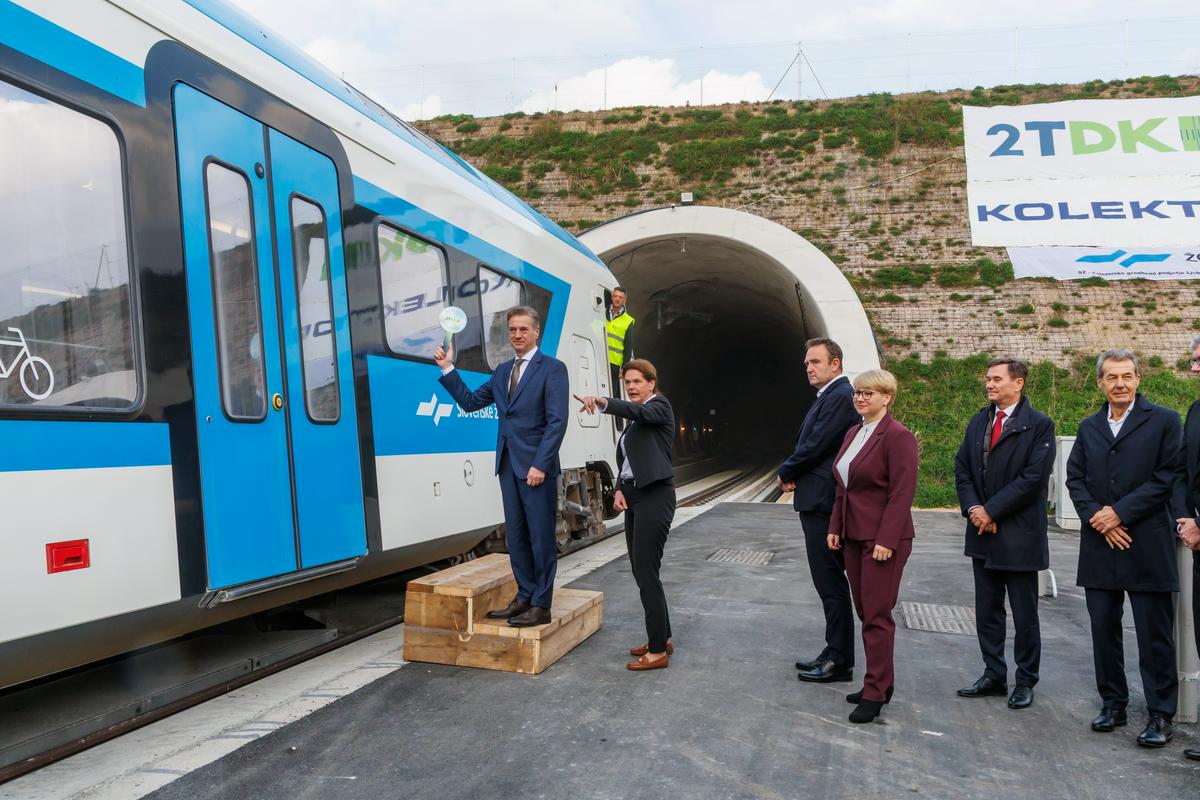 Slovesno zaznamovali prevoznost drugega tira. Uporabno dovoljenje konec leta ali kasneje.