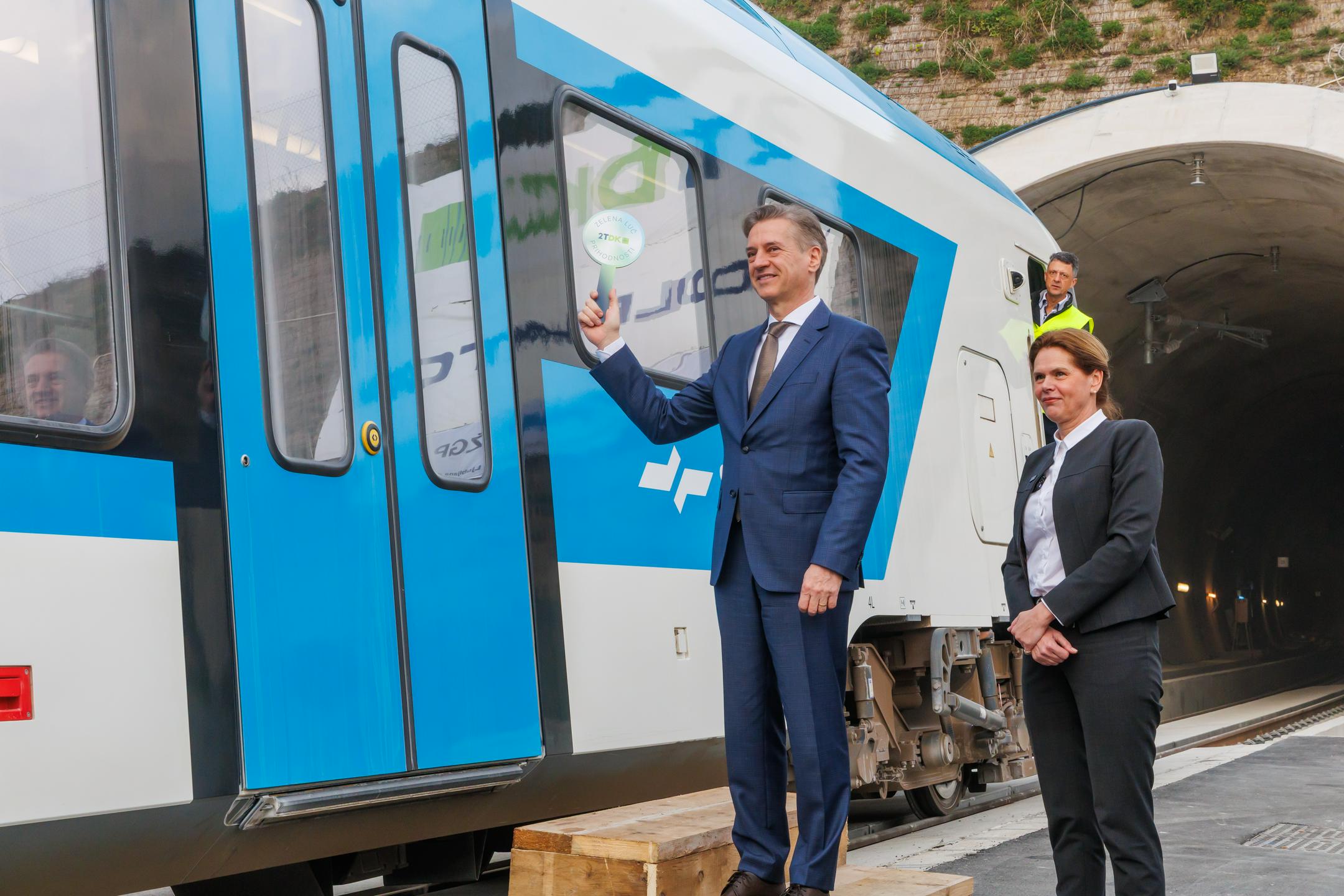Predvolilna vožnja Goloba in Bratuškove stala 714.000 evrov