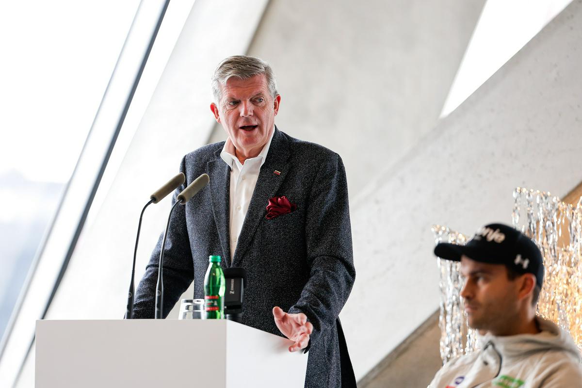 Kunstelj ostaja vodja smučarskih skokov