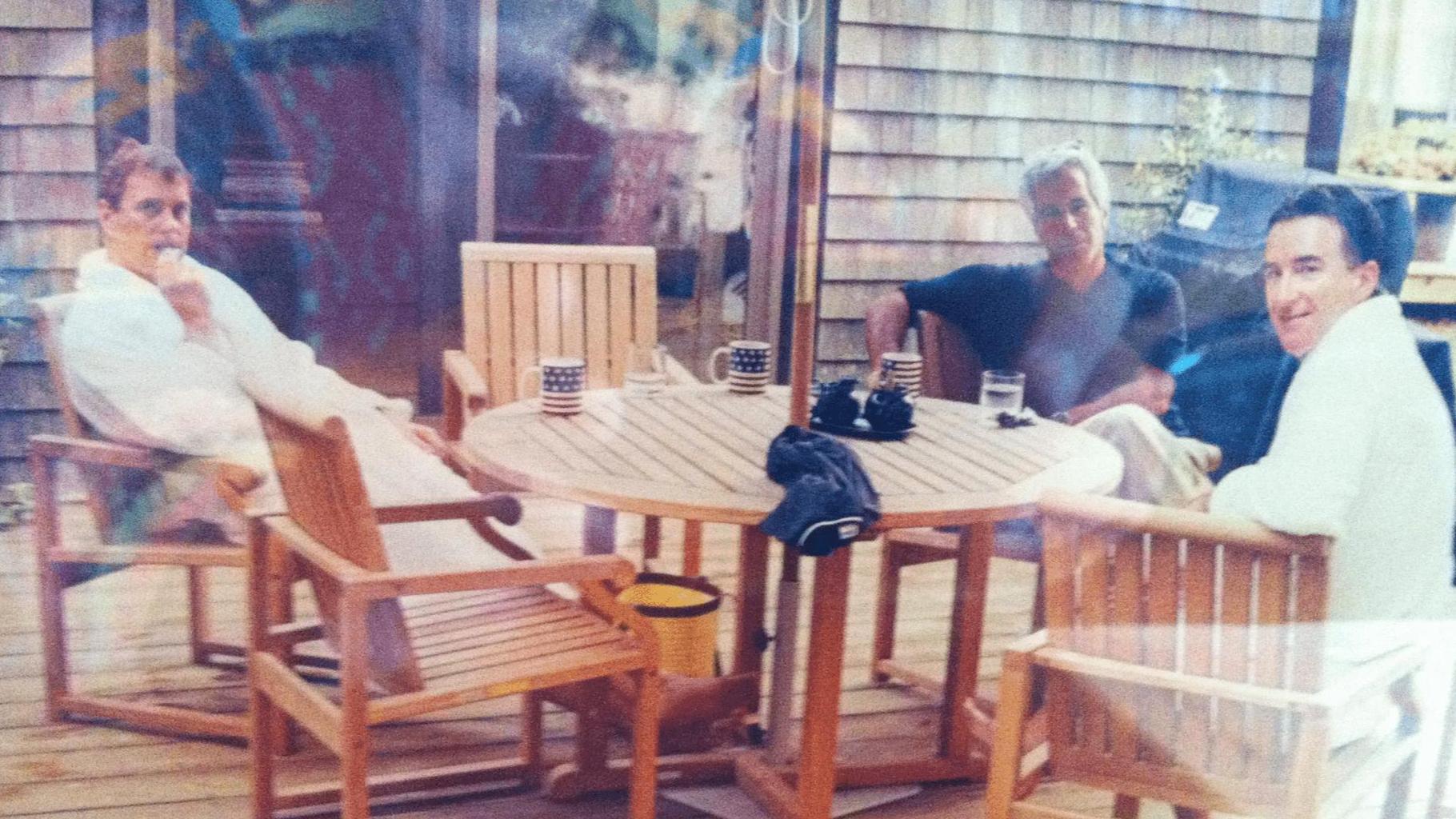 Epsteinovi dosjeji: Objavljena nova fotografija nekdanjega princa Andrewa in Epsteina