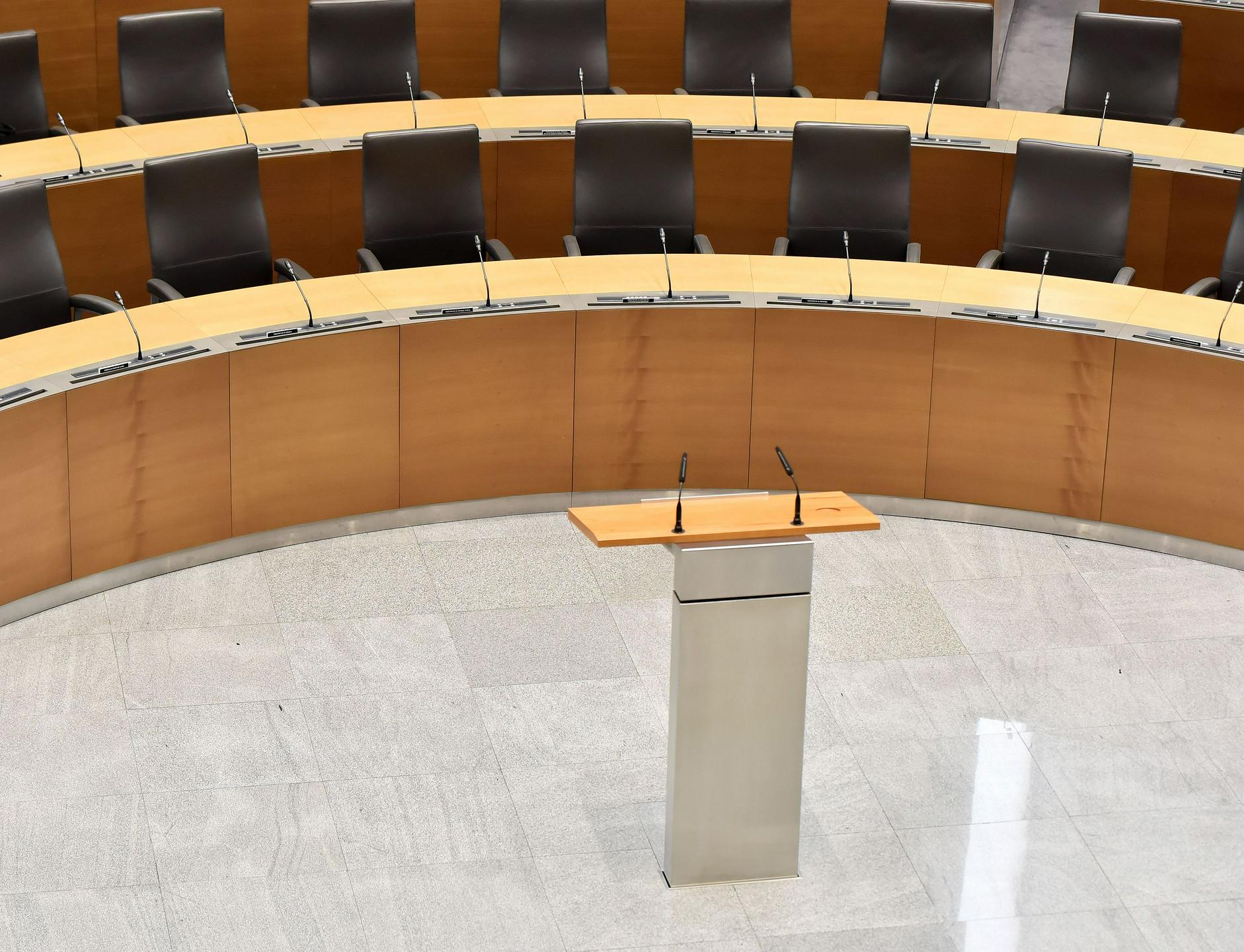 Anketa: Sedem strank čez parlamentarni prag