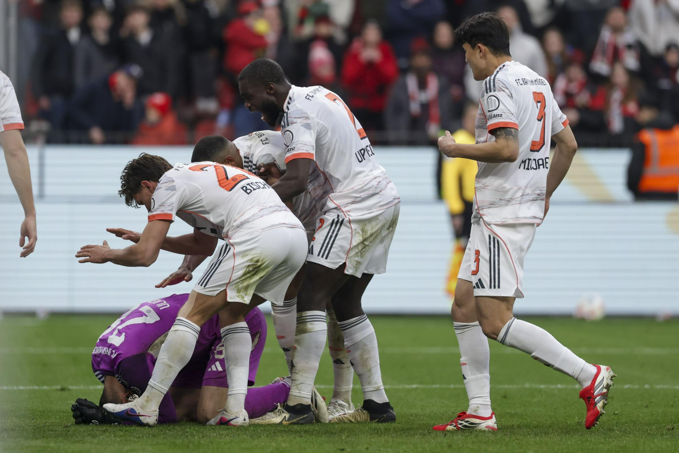 Bayern z dvema igralcema manj do točke v Leverkusnu