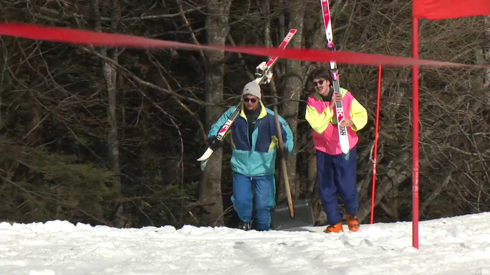 Zabava Retro Pohorc: na smučine na starih elankah in v pisanih kombinezonih
