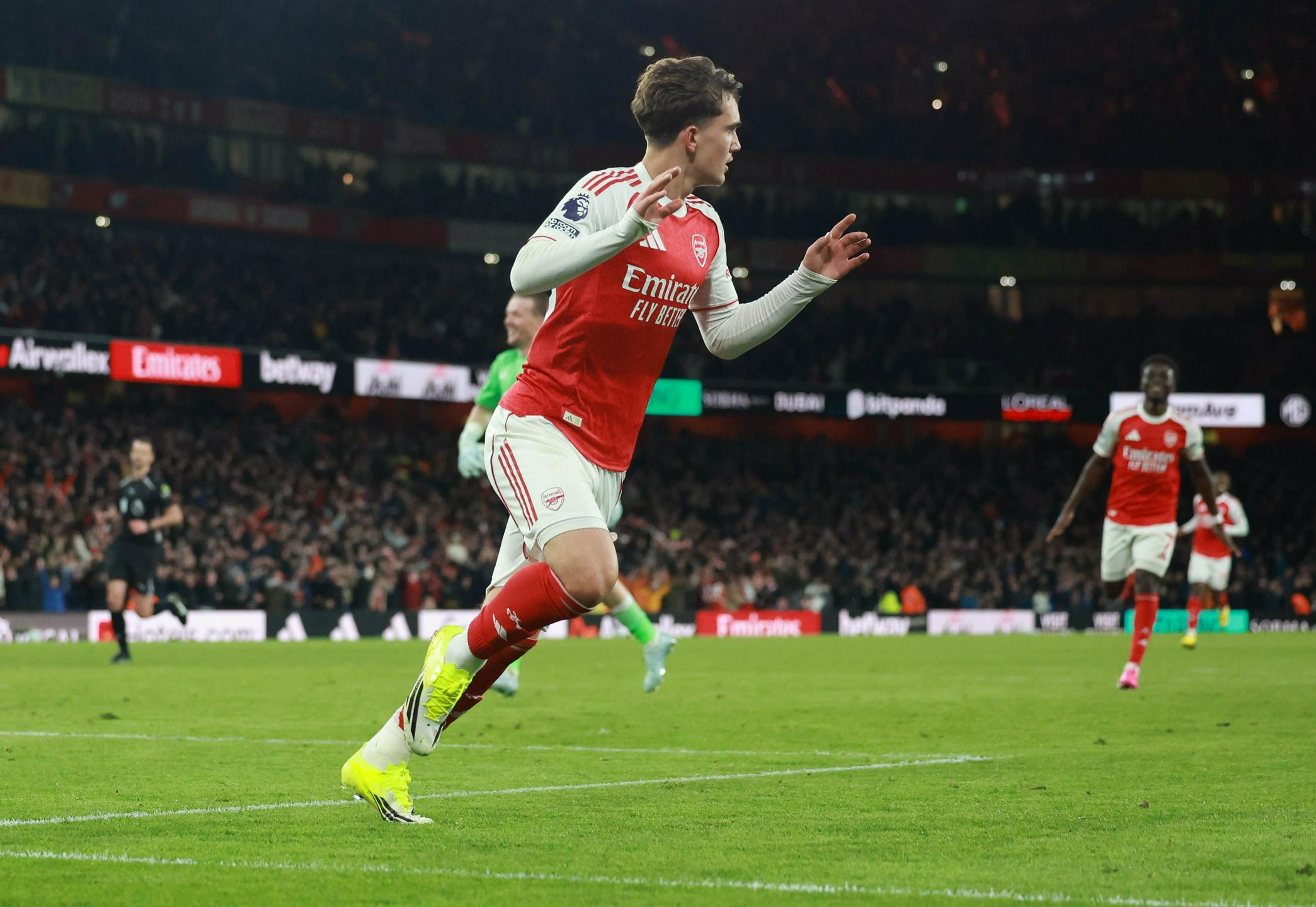 Najmlajši strelec v zgodovini Dowman zrežiral zmago topničarjev, nov spodrsljaj Cityja