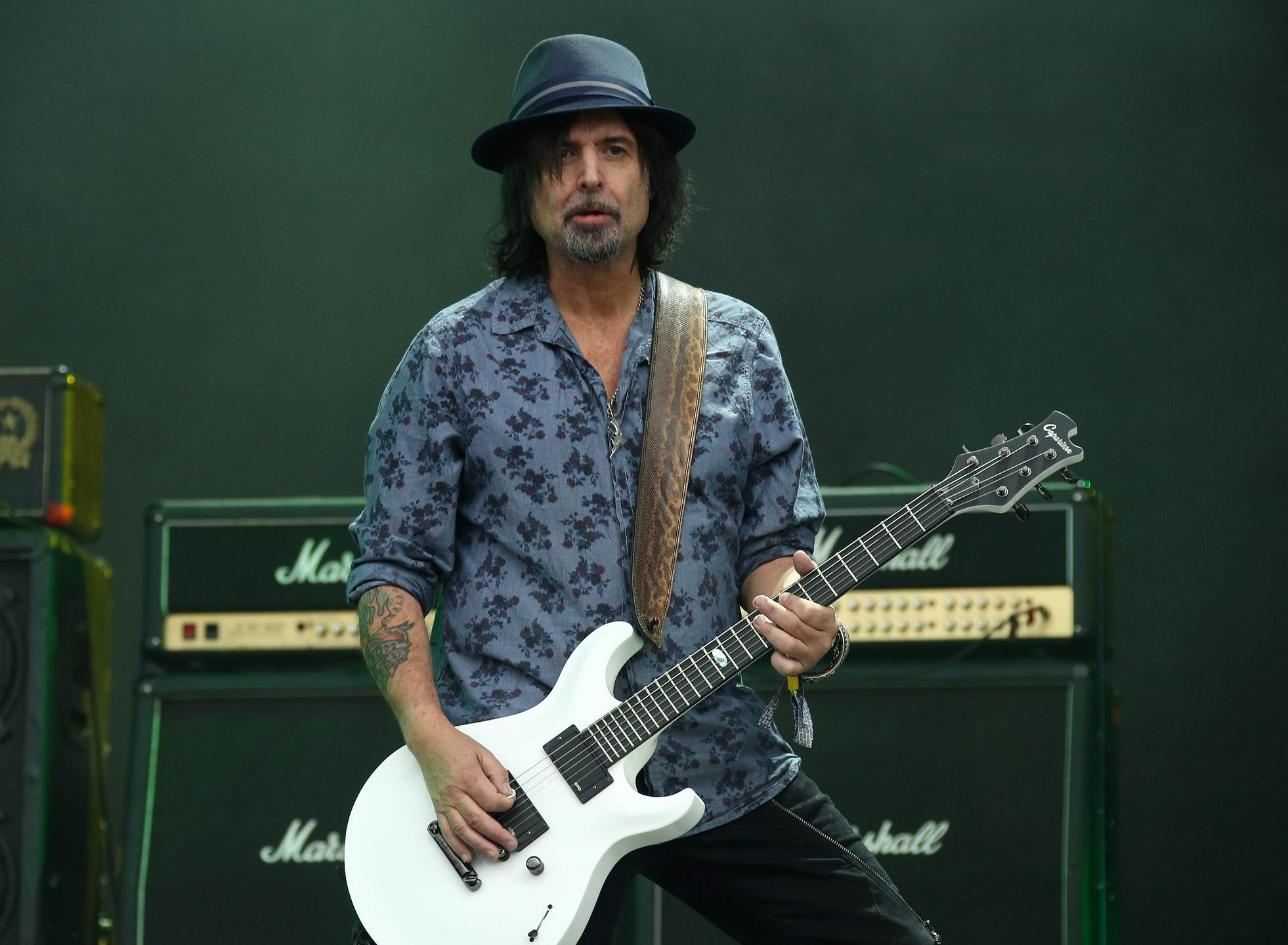 Umrl je Phil Campbell, kitarist skupine Motörhead