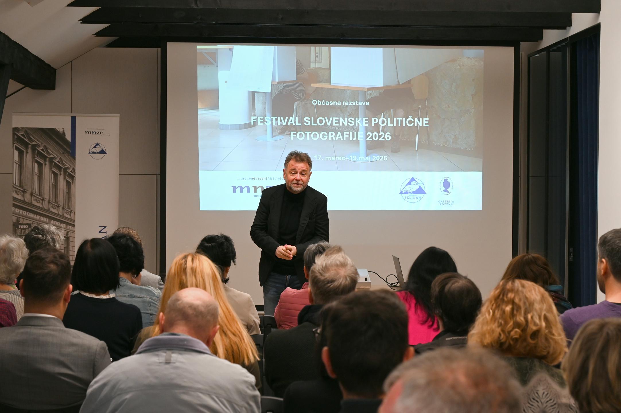 Razstava politične fotografije: ko se politične stranke predstavijo z analognimi fotoaparati