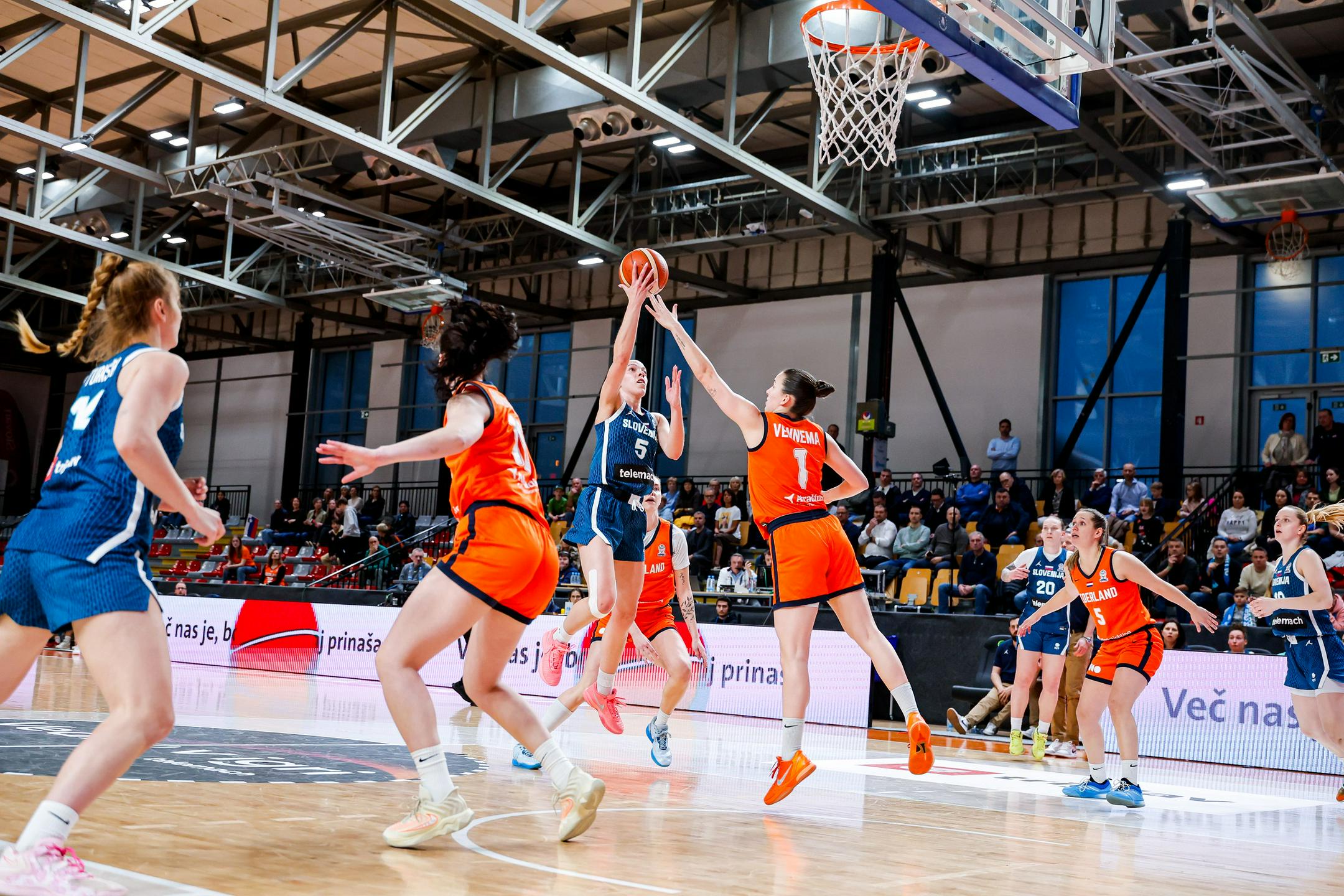 Slovenke v drugem polčasu strle odpor Nizozemk