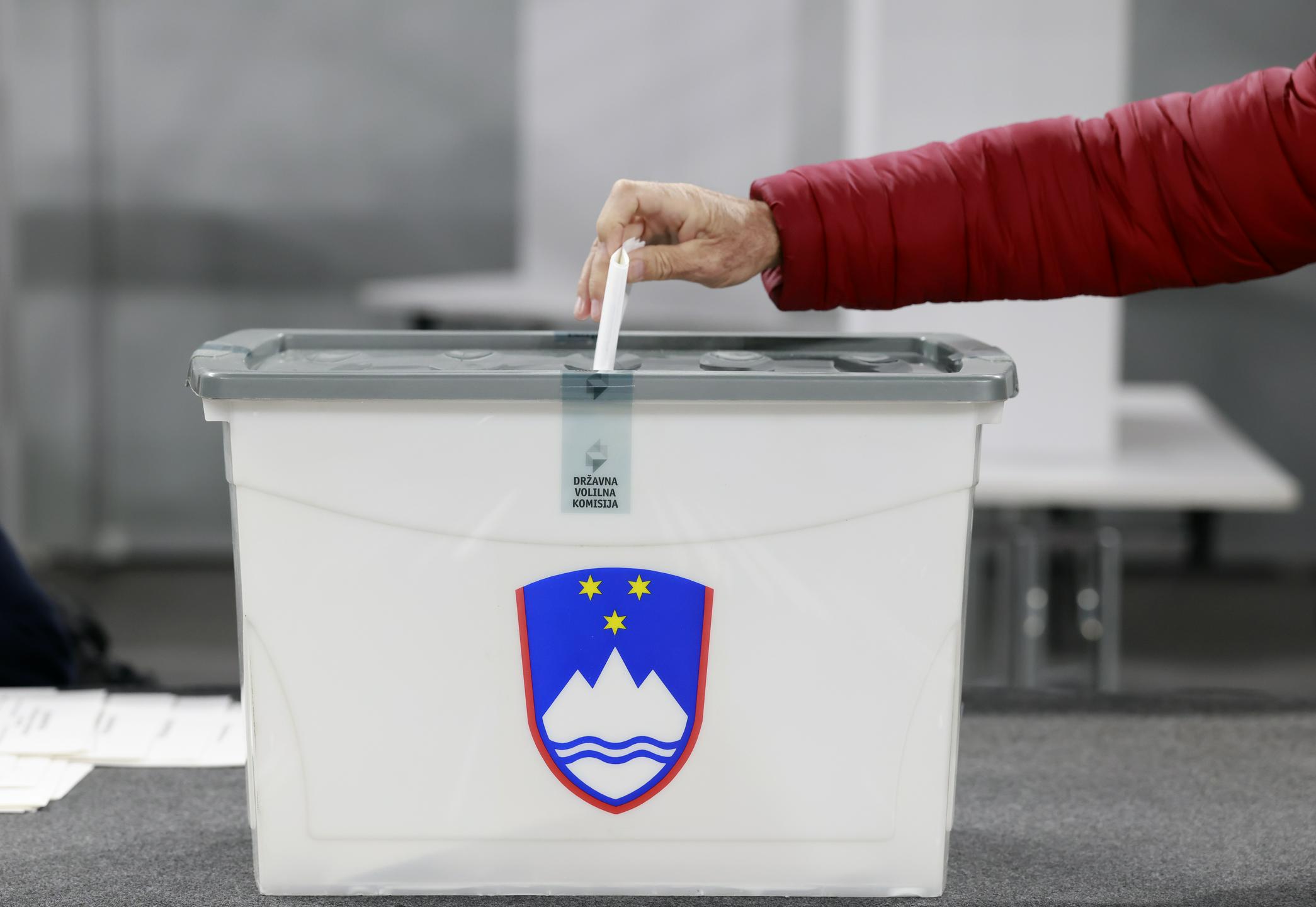 Drugi dan predčasnega glasovanja; prijava za nedeljsko glasovanje na voliščih omnia možna do polnoči