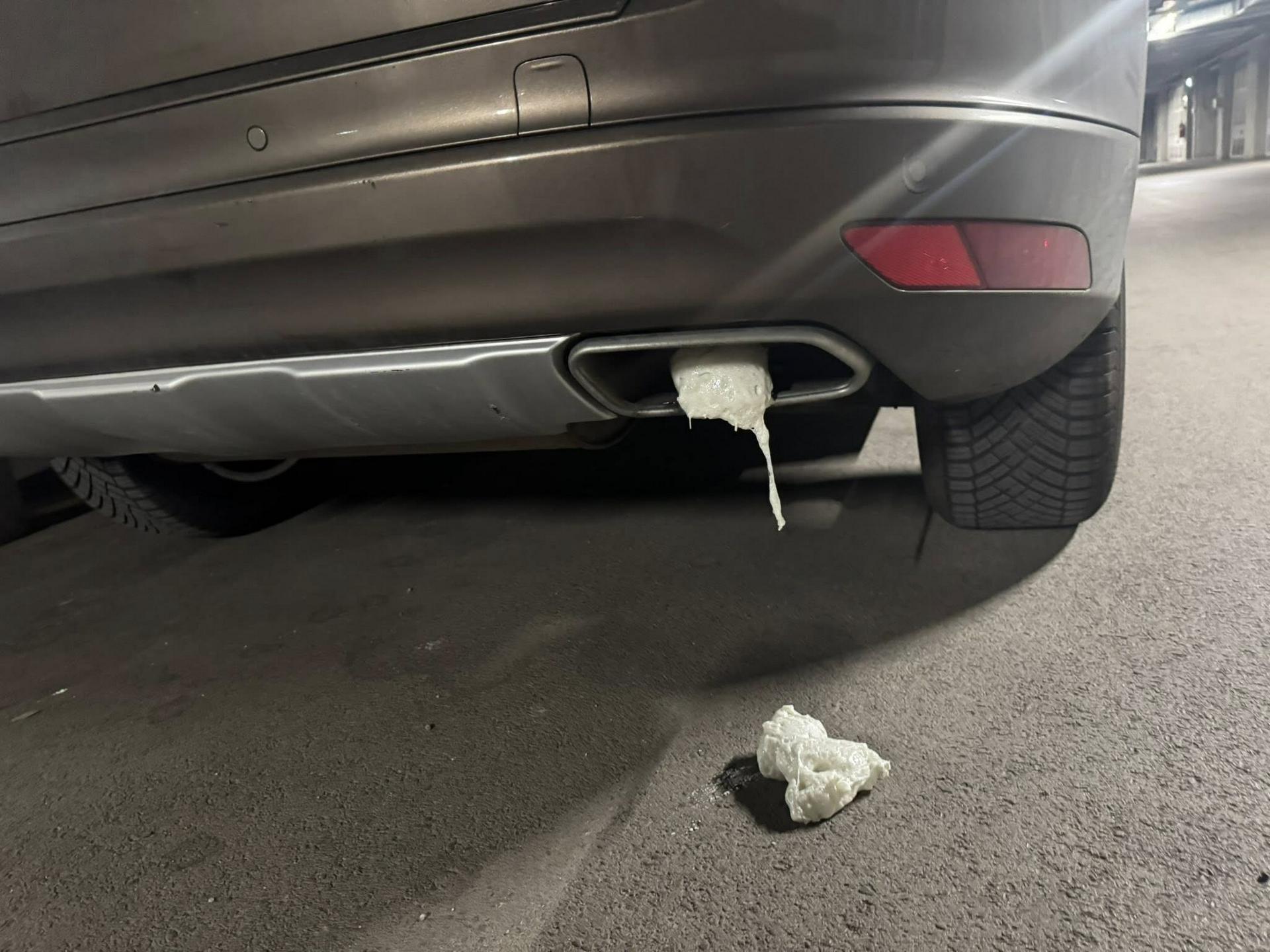 Neznanec poškodoval izpušno cev avtomobila Dominike Švarc Pipan in njenega soproga