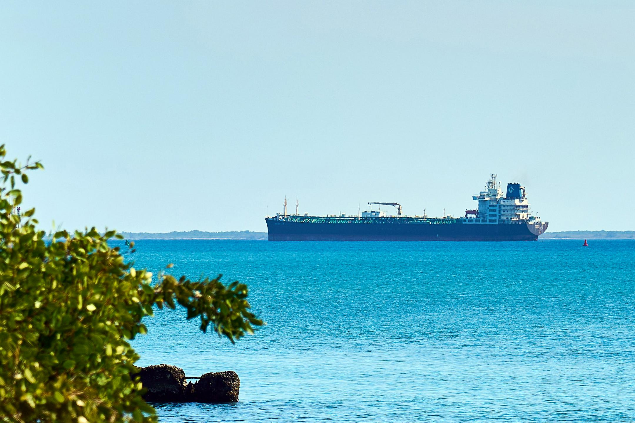 Ruski tanker kljub gospodarski zapori ZDA potuje proti Kubi
