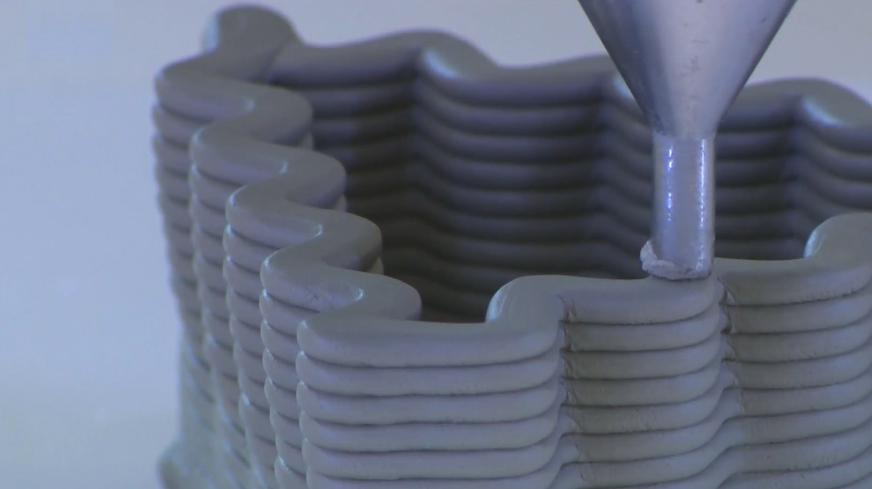 V rokodelskem centru glinene posode tiska stroj