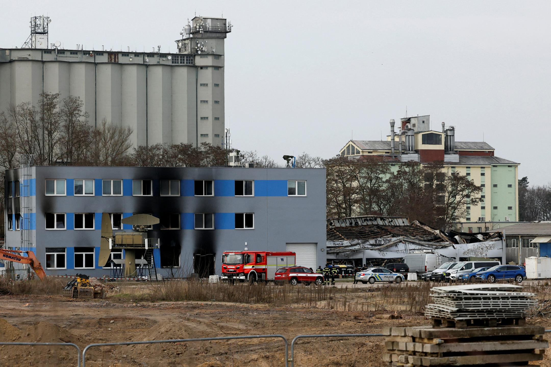 V požaru na Češkem uničeno skladišče podjetja, ki sodeluje z izraelskim proizvajalcem orožja Elbit