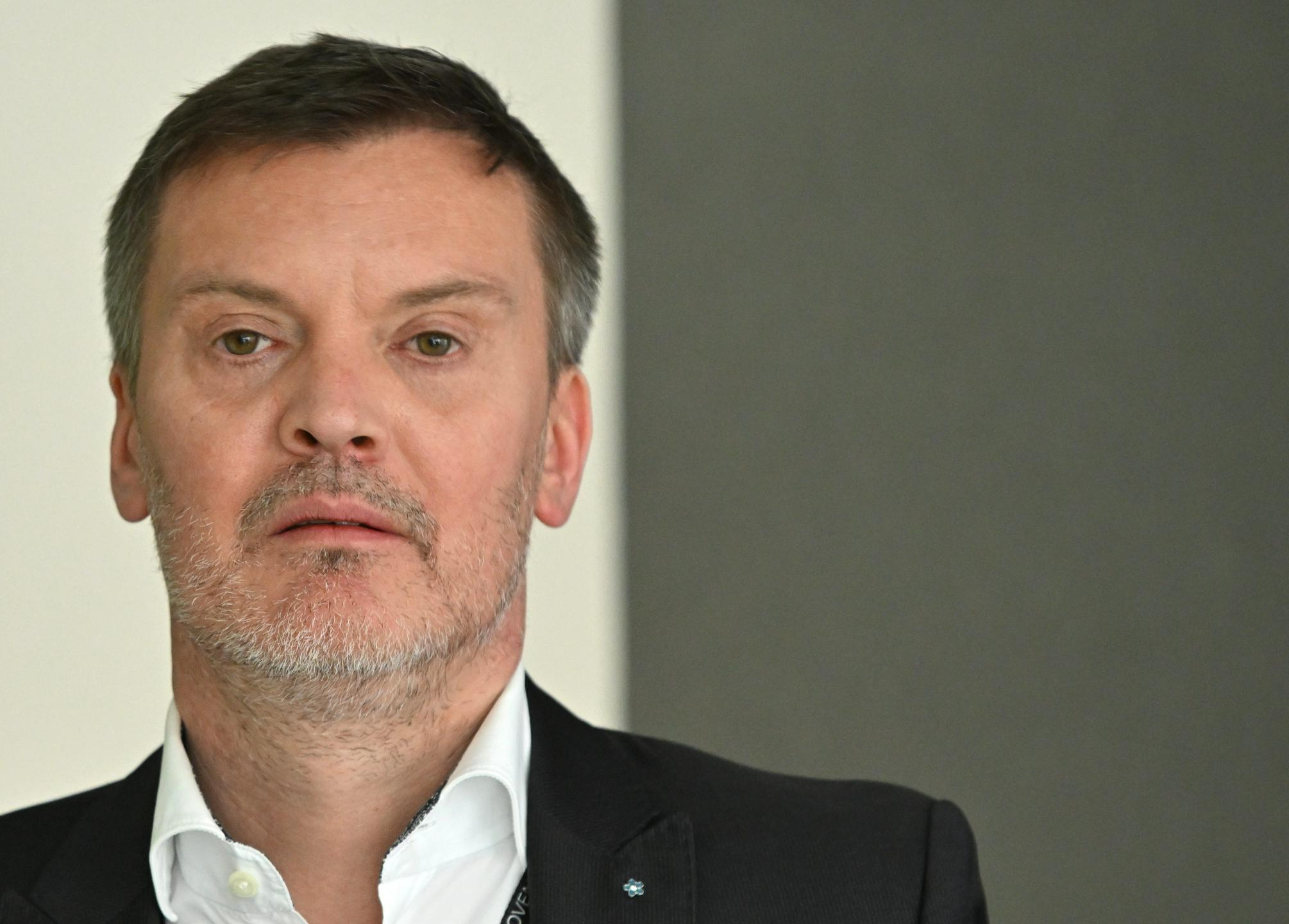 Preiskovalna komisija DZ-ja naznanila sum več kaznivih dejanj na uradu za preprečevanje denarja