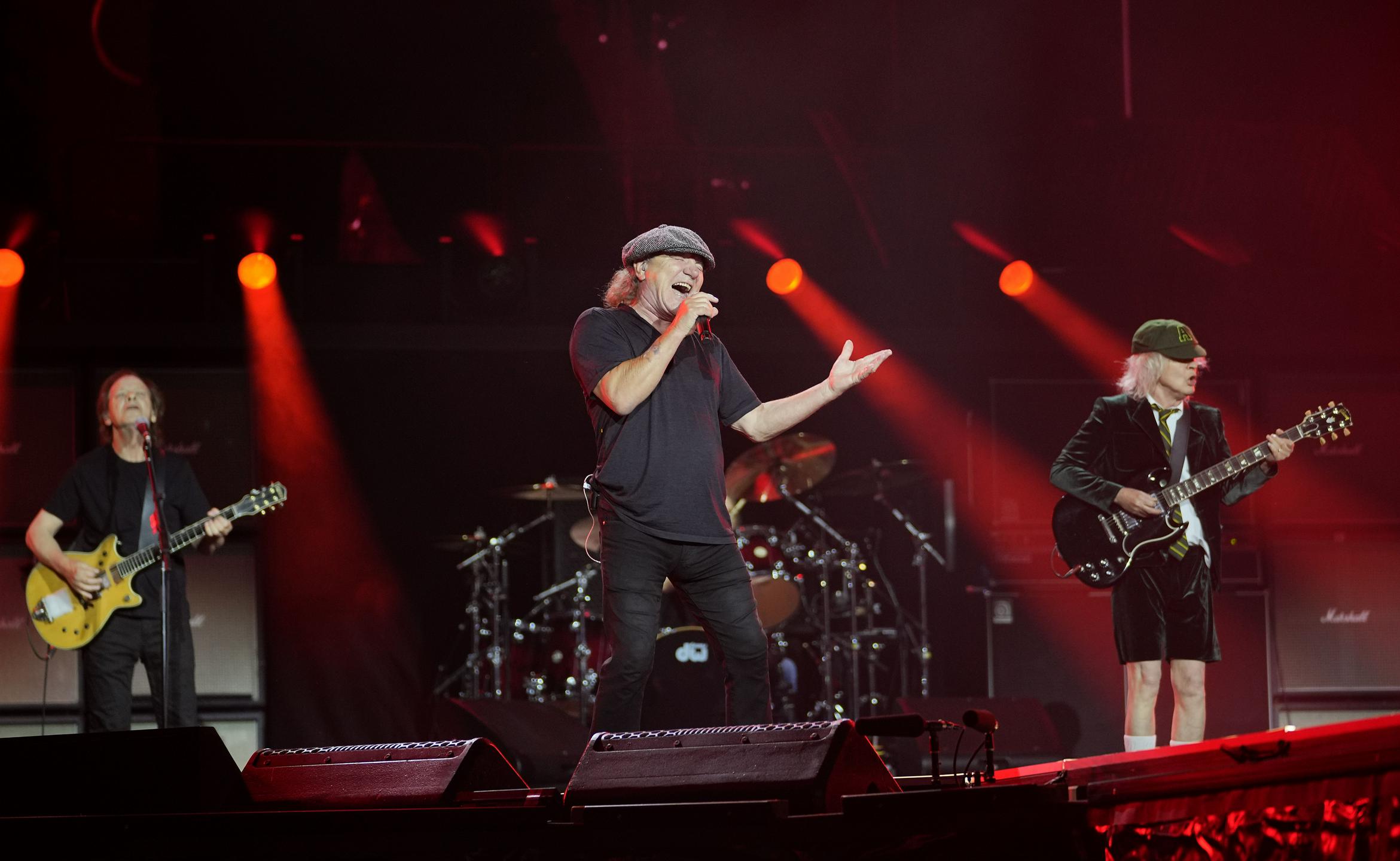 Kitarist skupine AC/DC pristal v bolnišnici