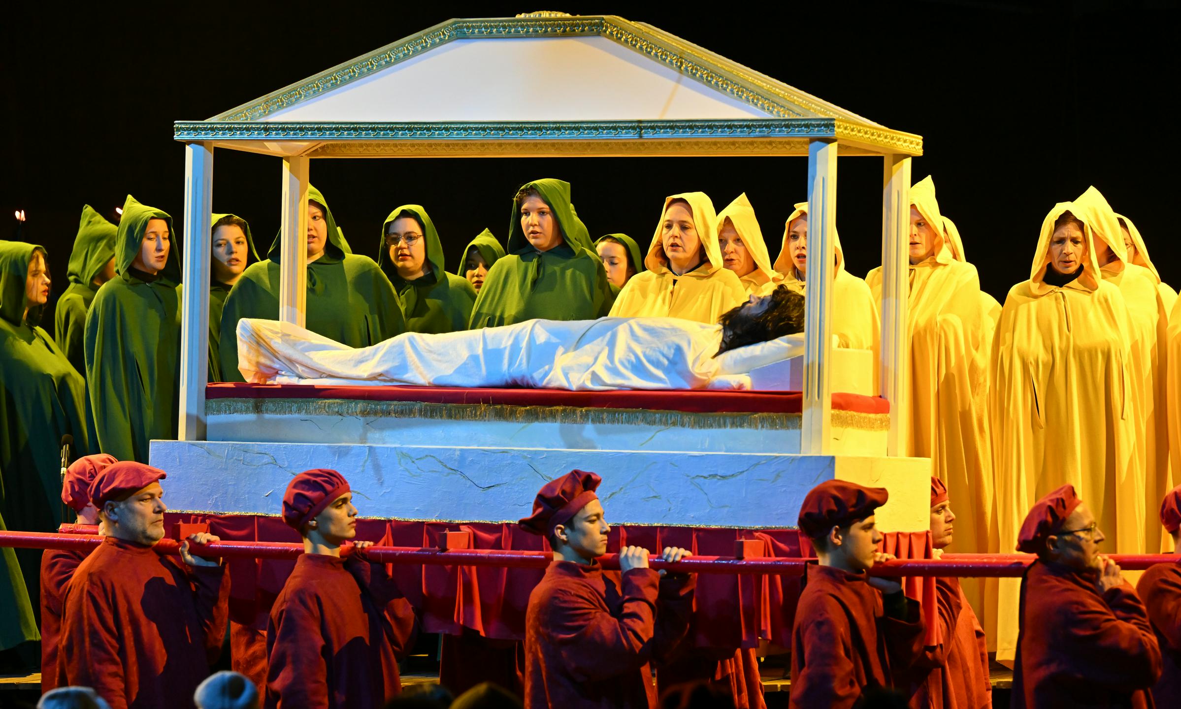 Ob vznesenem vzdušju nabito polnih tribun so v Škofji Loki dočakali znameniti Škofjeloški pasijon