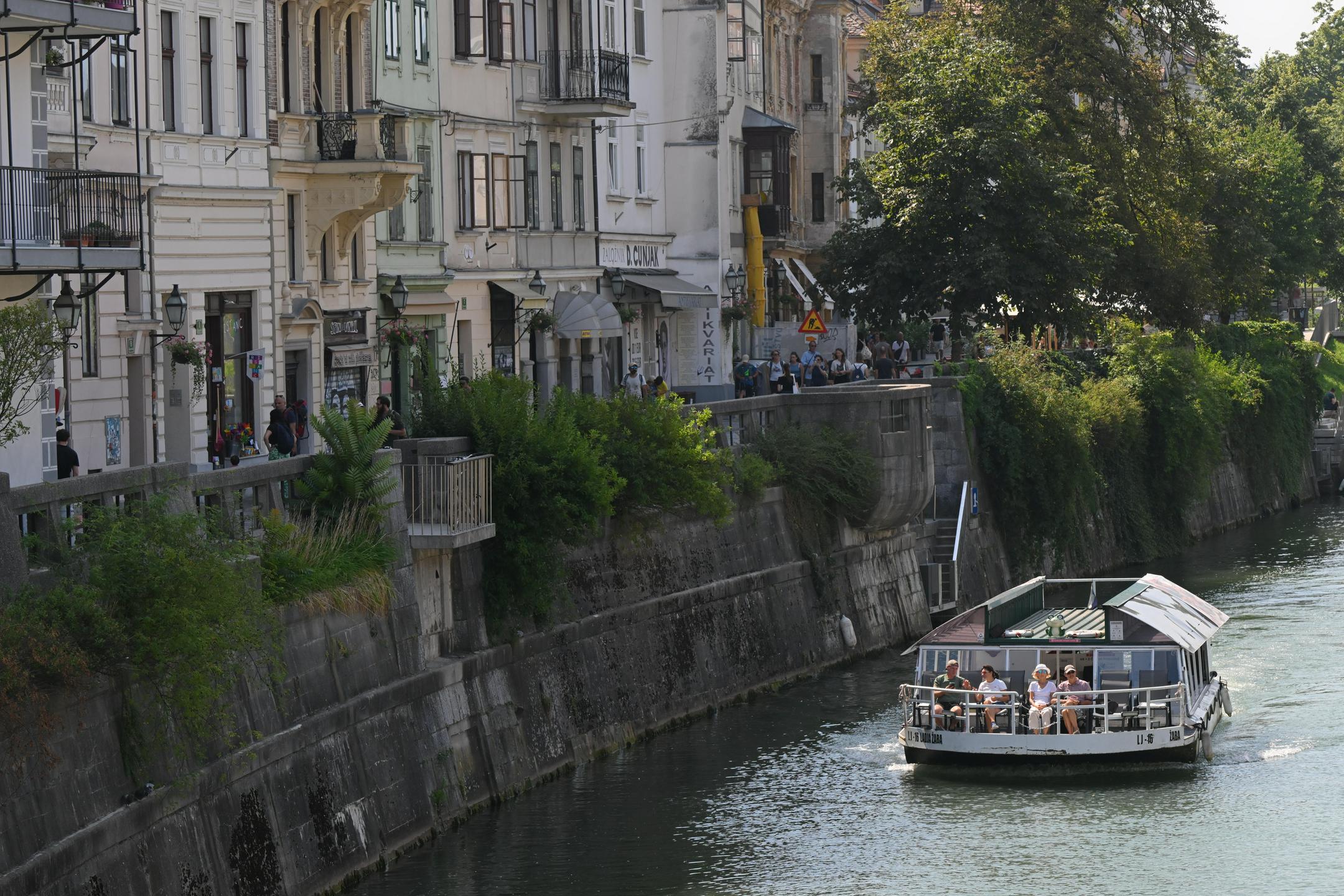 Večina tujih turistov v začetku jeseni Slovenijo obiskalo zasebno
