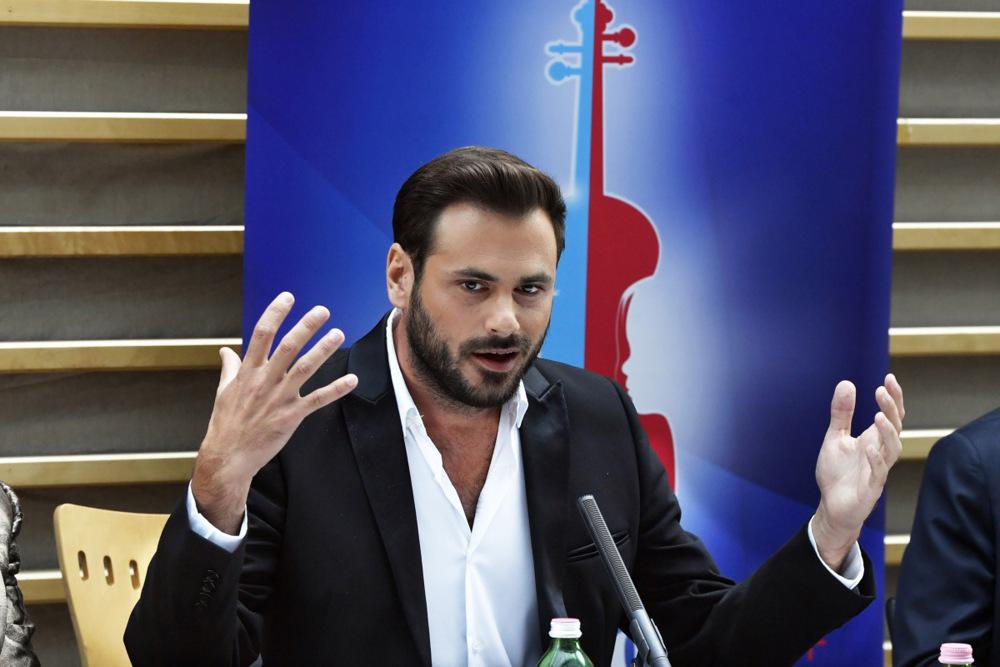 Baltske države odpovedale koncerte Stjepana Hauserja – razbesnel jih je z izvedbo Kalinke